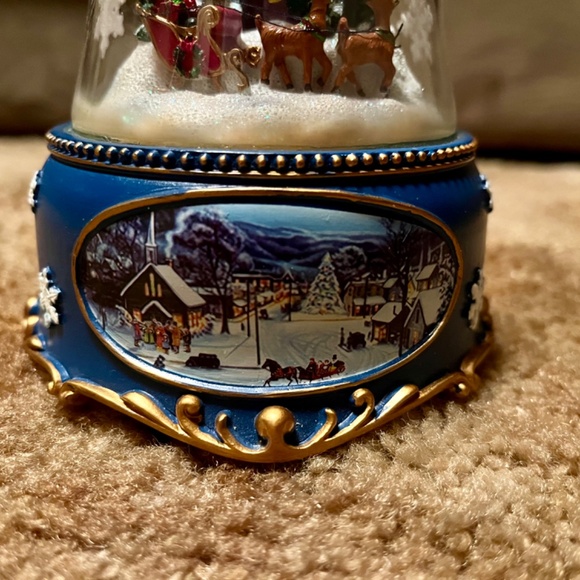 Musical Christmas Decor - Picture 7 of 9